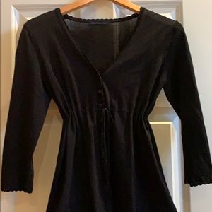 Delicate scalloped neckline & sleeves Lightweight